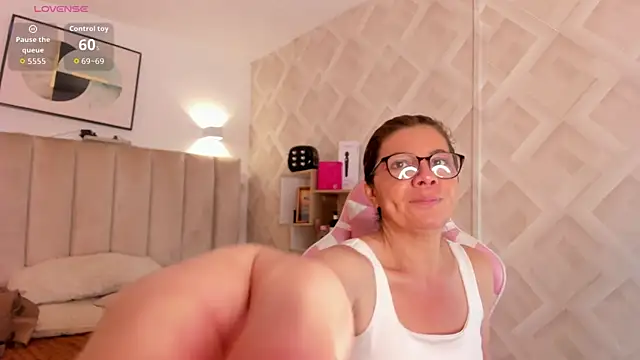 Snapshot of Clhoe_Johnson chatting on 02-17-26, 12:34 Clhoe Johnson online show from 02-17-26, 12:34