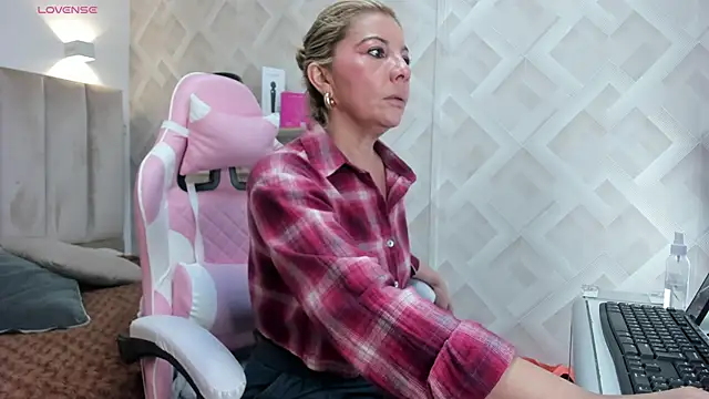 Snapshot of Clhoe_Johnson chatting on 03-05-26, 12:12 Clhoe Johnson online show from 03-05-26, 12:12