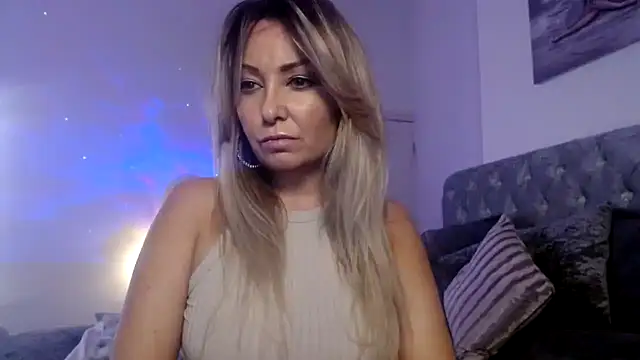 Snapshot of AngeleyesUK chatting on 09-09-25, 11:04 AngeleyesUK online show from 09-09-25, 11:04