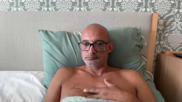 Snapshot of halfcastlad chatting on 09-11-25, 09:20 halfcastlad online show from 09-11-25, 09:20