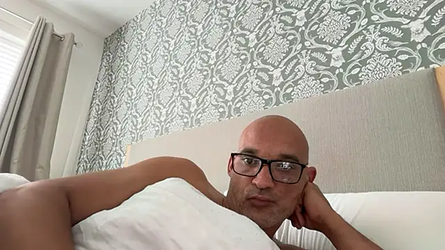 Snapshot of halfcastlad chatting on 11-10-25, 09:52 halfcastlad online show from 11-10-25, 09:52