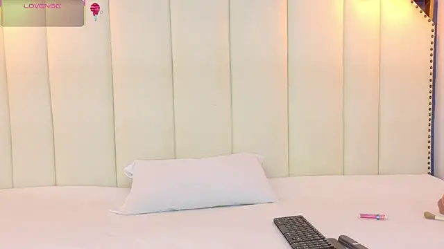 SamantaKane online show from 12-19-25, 03:46