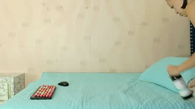 cutepetitee online show from 10-28-25, 06:54