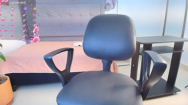 saray reese online show from 10-15-25, 01:22