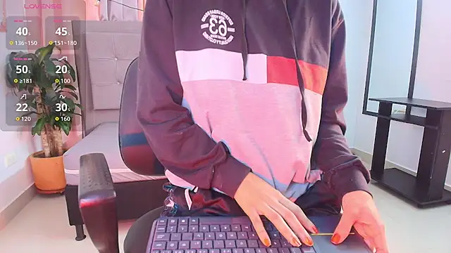 saray reese online show from 10-28-25, 01:03