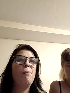 Snapshot of Neveah1 chatting on 09-20-25, 07:31 Neveah1 online show from 09-20-25, 07:31