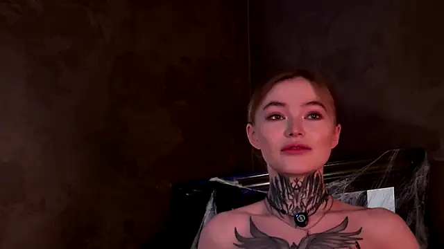 Snapshot of AriWild chatting on 11-01-25, 04:03 AriWild online show from 11-01-25, 04:03