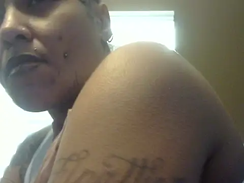 Snapshot of Flossee chatting on 10-06-25, 02:14 Flossee online show from 10-06-25, 02:14