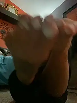 Snapshot of starsaligned chatting on 10-27-25, 05:22 starsaligned online show from 10-27-25, 05:22