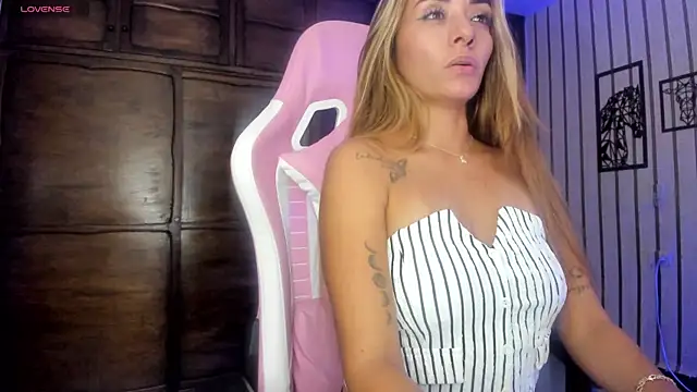 Snapshot of Luisa_Red chatting on 04-15-26, 02:29 Luisa Red online show from 04-15-26, 02:29