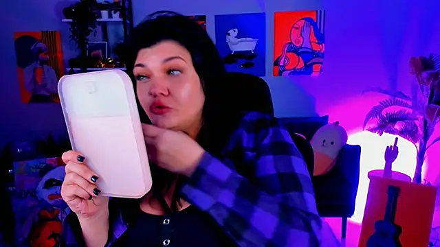 Snapshot of MaryHarrys chatting on 10-24-25, 08:27 MaryHarrys online show from 10-24-25, 08:27