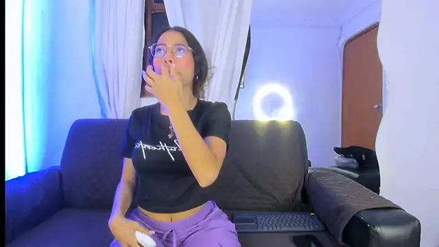 Snapshot of Akira_Hime chatting on 10-19-25, 02:45 Akira Hime online show from 10-19-25, 02:45