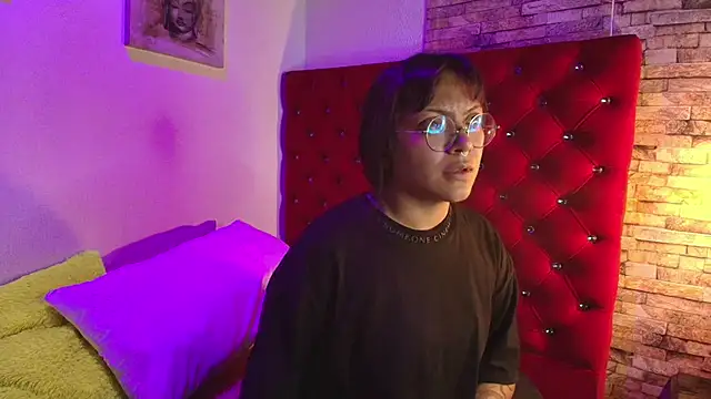 Snapshot of Victoria_Thompson1 chatting on 10-18-25, 07:58 Victoria Thompson1 online show from 10-18-25, 07:58