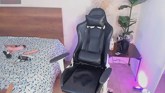 Niicol Jenner online show from 04-29-26, 05:30