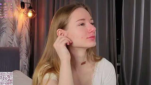 Snapshot of ElvinaRose chatting on 02-13-26, 02:18 ElvinaRose online show from 02-13-26, 02:18