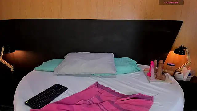 Dakota Monroe online show from 09-28-25, 08:03