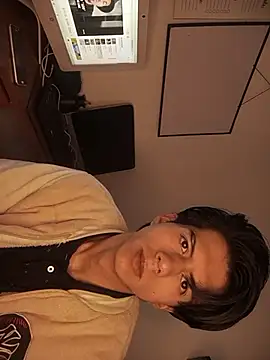 Snapshot of Friqui_Sex chatting on 11-04-25, 03:22 Friqui Sex online show from 11-04-25, 03:22