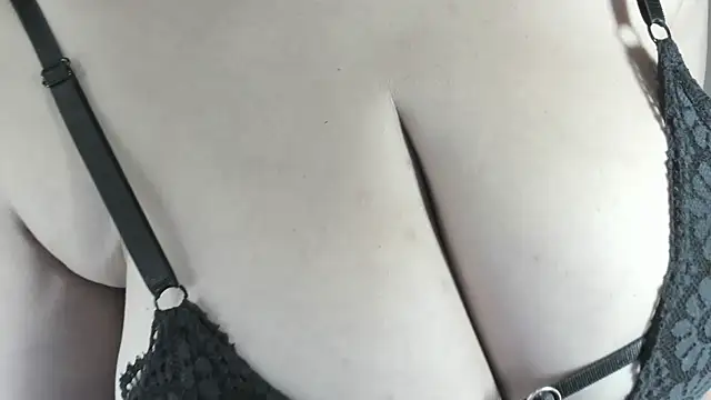 Snapshot of cami_hotboobs chatting on 03-18-26, 01:25 cami hotboobs online show from 03-18-26, 01:25