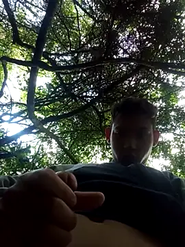 Snapshot of Henriquepauzao10 chatting on 10-18-25, 08:42 Henriquepauzao10 online show from 10-18-25, 08:42