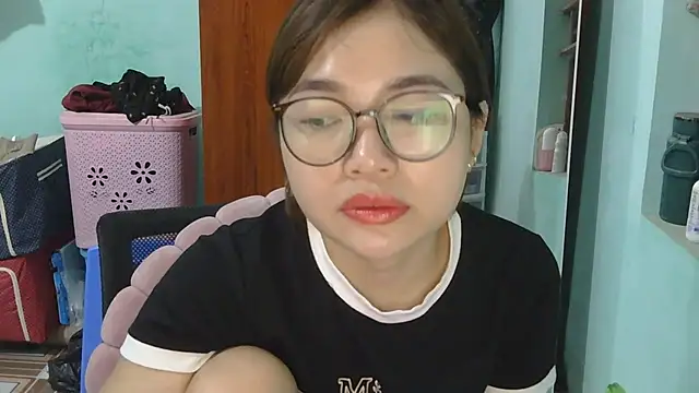 Snapshot of Uhem112 chatting on 10-04-25, 02:26 Uhem112 online show from 10-04-25, 02:26