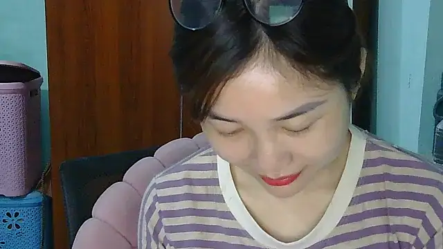 Snapshot of Uhem112 chatting on 10-07-25, 12:52 Uhem112 online show from 10-07-25, 12:52