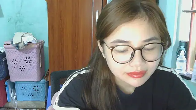 Snapshot of Uhem112 chatting on 10-15-25, 12:55 Uhem112 online show from 10-15-25, 12:55