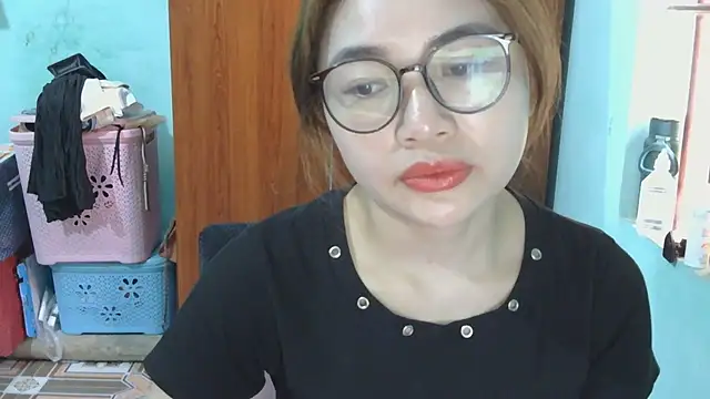 Snapshot of Uhem112 chatting on 10-17-25, 12:47 Uhem112 online show from 10-17-25, 12:47