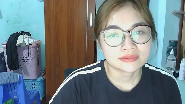 Snapshot of Uhem112 chatting on 10-17-25, 12:52 Uhem112 online show from 10-17-25, 12:52