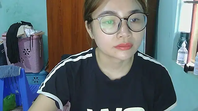 Snapshot of Uhem112 chatting on 10-18-25, 01:52 Uhem112 online show from 10-18-25, 01:52