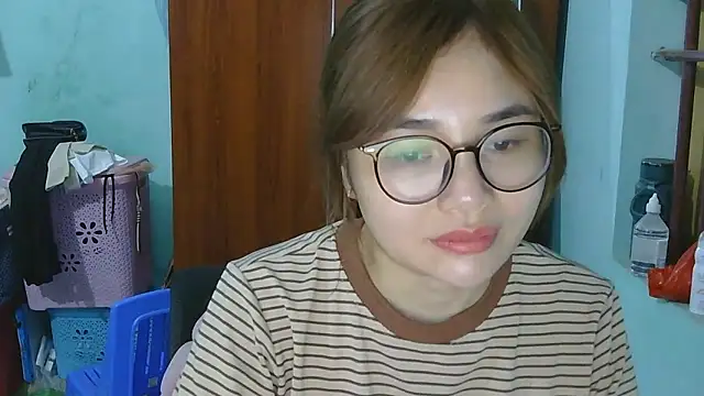 Snapshot of Uhem112 chatting on 10-18-25, 02:18 Uhem112 online show from 10-18-25, 02:18