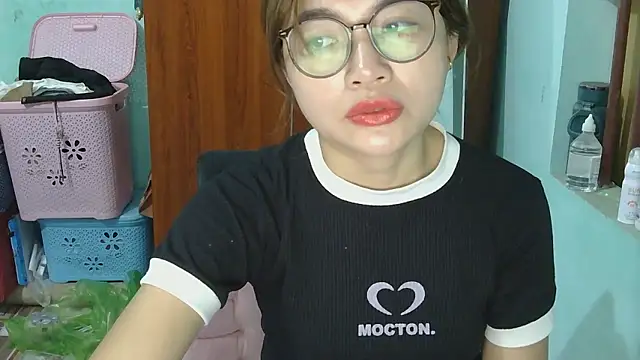 Snapshot of Uhem112 chatting on 10-20-25, 01:06 Uhem112 online show from 10-20-25, 01:06