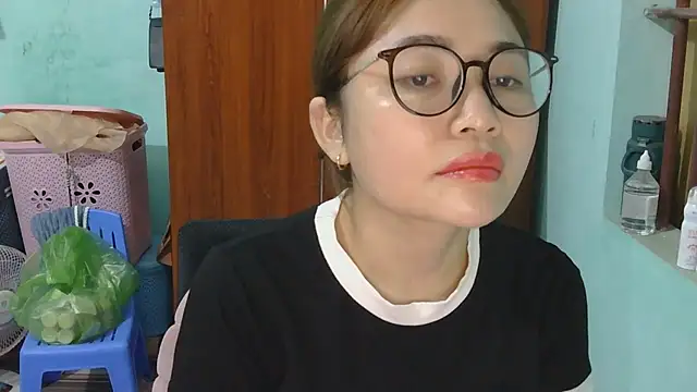 Snapshot of Uhem112 chatting on 10-20-25, 01:11 Uhem112 online show from 10-20-25, 01:11