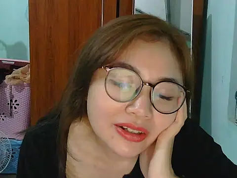 Snapshot of Uhem112 chatting on 10-26-25, 02:12 Uhem112 online show from 10-26-25, 02:12