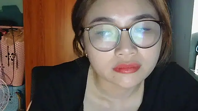 Snapshot of Uhem112 chatting on 10-27-25, 02:15 Uhem112 online show from 10-27-25, 02:15