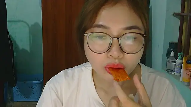 Snapshot of Uhem112 chatting on 10-28-25, 12:47 Uhem112 online show from 10-28-25, 12:47