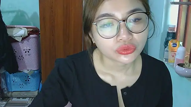 Snapshot of Uhem112 chatting on 10-31-25, 01:17 Uhem112 online show from 10-31-25, 01:17