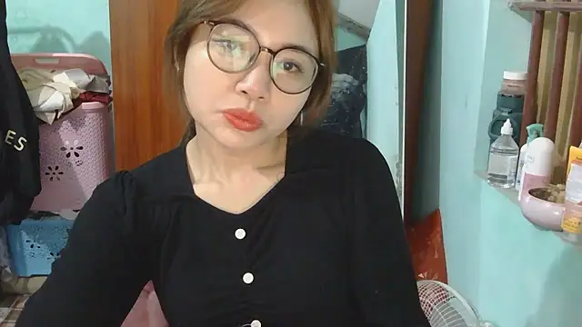 Snapshot of Uhem112 chatting on 11-02-25, 01:52 Uhem112 online show from 11-02-25, 01:52