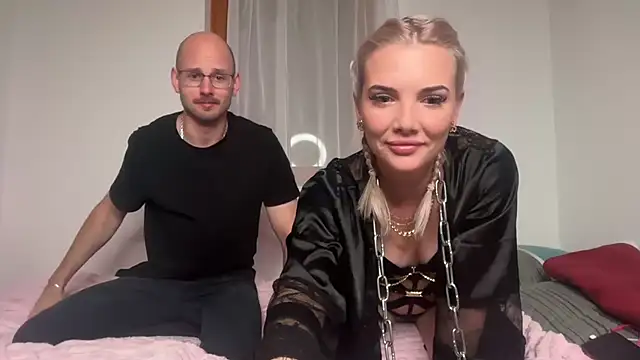 Snapshot of Foxy_Bite chatting on 09-27-25, 08:03 Foxy Bite online show from 09-27-25, 08:03