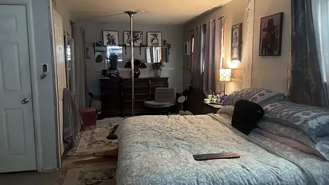 sexyred77713 online show from 02-06-26, 10:24