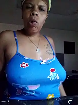 Snapshot of Esperanza_13 chatting on 06-06-26, 02:05 Esperanza 13 online show from 06-06-26, 02:05