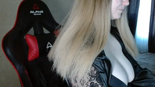 Snapshot of Miaxfox chatting on 11-10-25, 12:04 Miaxfox online show from 11-10-25, 12:04