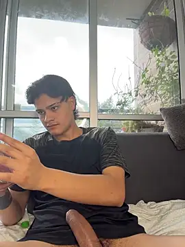Snapshot of Rose-andres chatting on 05-18-26, 10:15 Rose-andres online show from 05-18-26, 10:15
