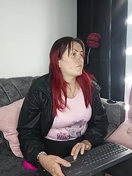 Snapshot of carolinhe_ chatting on 10-14-25, 07:47 carolinhe online show from 10-14-25, 07:47