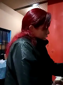 Snapshot of carolinhe_ chatting on 10-21-25, 01:23 carolinhe online show from 10-21-25, 01:23