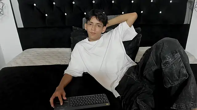 Sebas cat online show from 02-02-26, 03:38