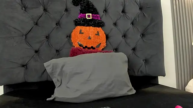 Snapshot of Sofia_Seduccion chatting on 10-23-25, 12:04 Sofia Seduccion online show from 10-23-25, 12:04