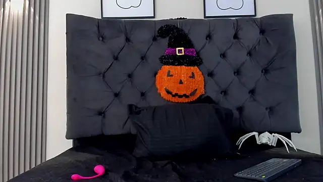 Snapshot of Sofia_Seduccion chatting on 10-28-25, 12:30 Sofia Seduccion online show from 10-28-25, 12:30