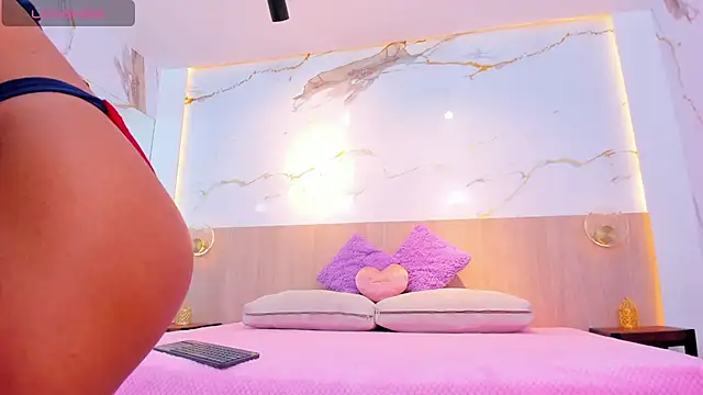 Snapshot of susan_elliot chatting on 09-25-25, 02:10 susan elliot online show from 09-25-25, 02:10