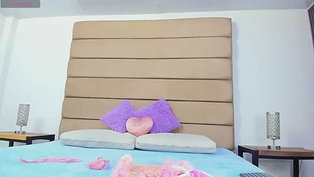 Snapshot of susan_elliot chatting on 10-14-25, 08:31 susan elliot online show from 10-14-25, 08:31