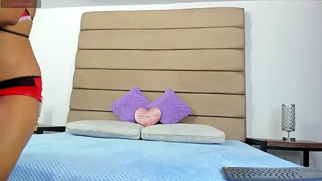 Snapshot of susan_elliot chatting on 10-15-25, 07:36 susan elliot online show from 10-15-25, 07:36